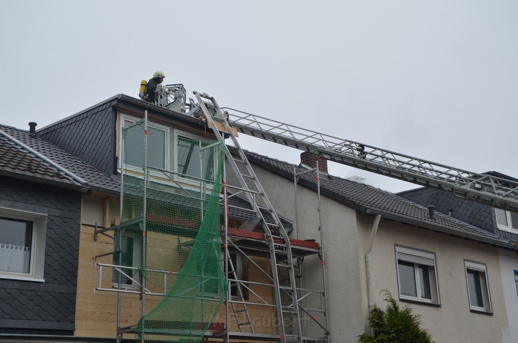 Feuer 2 Dach Koeln Brueck Diesterweg P12.JPG - Miklos Laubert